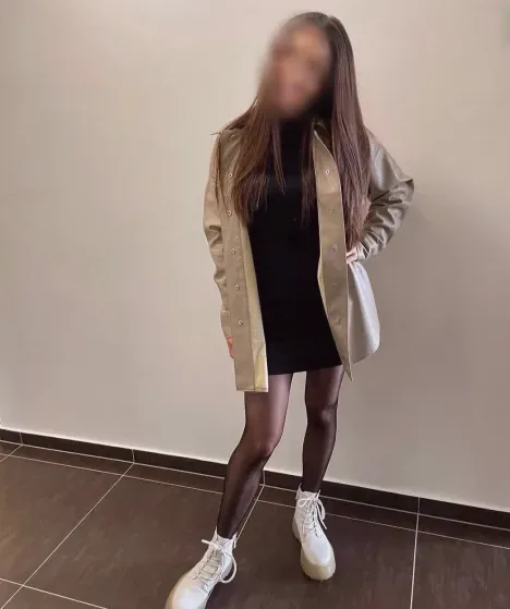 Ellie, 32